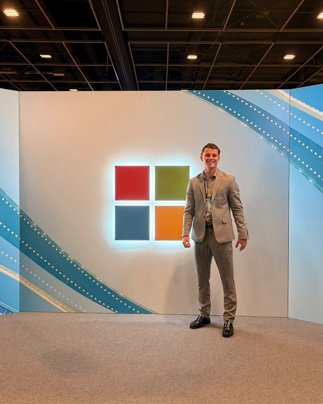 Thomas Lairy devant le logo Microsoft